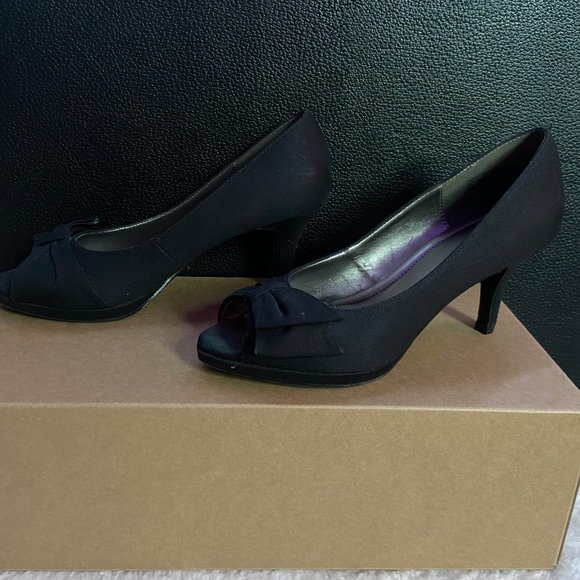 Black Linen Heels with Asymmetric Bow - Picture 3 of 6